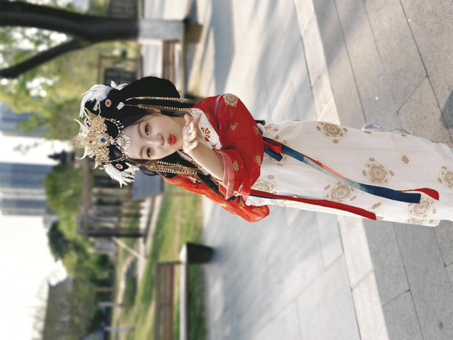 [10V+19P/327MB]渣男缺钱花贩卖02年今年刚毕业反差婊女友自拍性爱合集